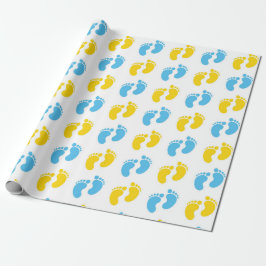 PAPEL DE PRESENTE BRANCO COM PÉS DE BEBÊ AZUIS E AMARELOS