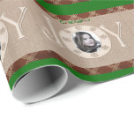 Papel De Presente Burlap and Red Xadrez Joy Christmas Wrappaper<br><div class="desc">Um plástico de presentes com canvas e padrão de xadrez vermelha é perfeito para adicionar uma foto da sua família. Insira uma foto do seu amado dentro do "O" da palavra "JOY". Use este papel de empacotamento de fotos de Feliz Natal para presentes para toda a sua família e amigos....</div>