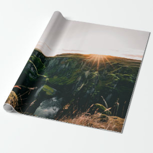 PAPEL DE PRESENTE CAMPO VERDE E MONTANHA DURANTE O DIA