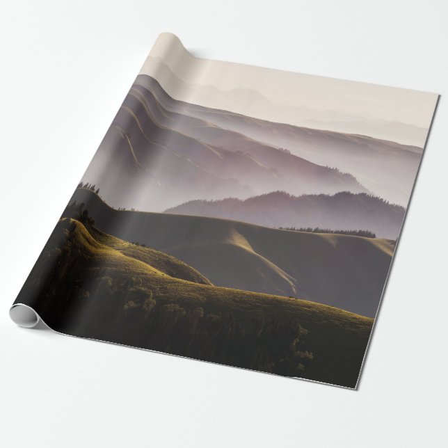 PAPEL DE PRESENTE CAMPO VERDE E MONTANHAS DURANTE O DIA (Desenrolado)