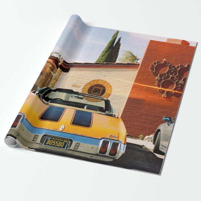 Papel De Presente Carro azul estacionado ao lado do edifício de betã (Desenrolado)