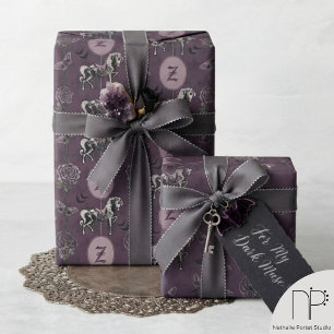 Papel De Presente Cavalo Gótico com Monograma Roxo