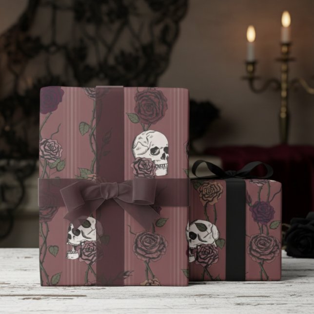 Papel De Presente Caveira Gótica Roxa Escura e Listras de Rosa (Elegant Dark Mauve Wrapping Paper for Gothic Wedding or For Her. Moody Burgundy Roses and Skulls)