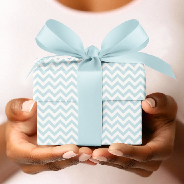 Papel De Presente Chá de fraldas de distribuição de calor branco e a (Baby Blue & White Chevron Stripes Pattern for Baby Boy. Elegant Pastel Blue & White Zigzag Lines)
