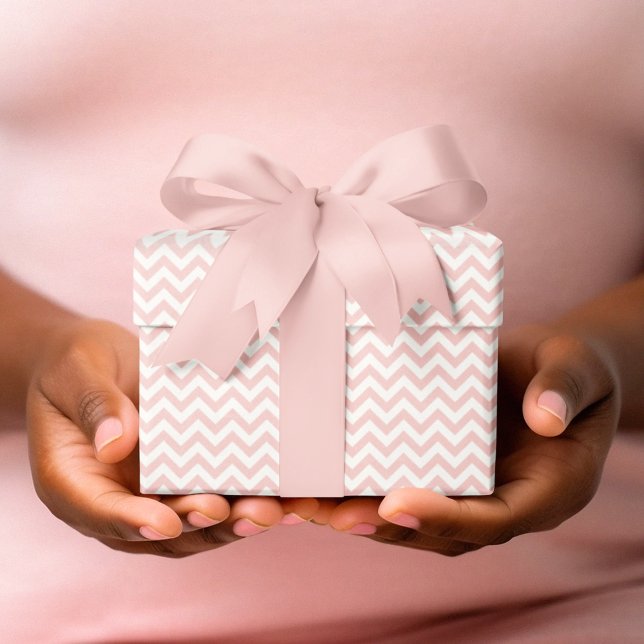 Papel De Presente Chá de fraldas de distribuição de calor rosa e bra (Cute Pink and White Chevron Stripes for New Baby Girl or Baby Shower. Elegant Zigzag Pattern for Her)