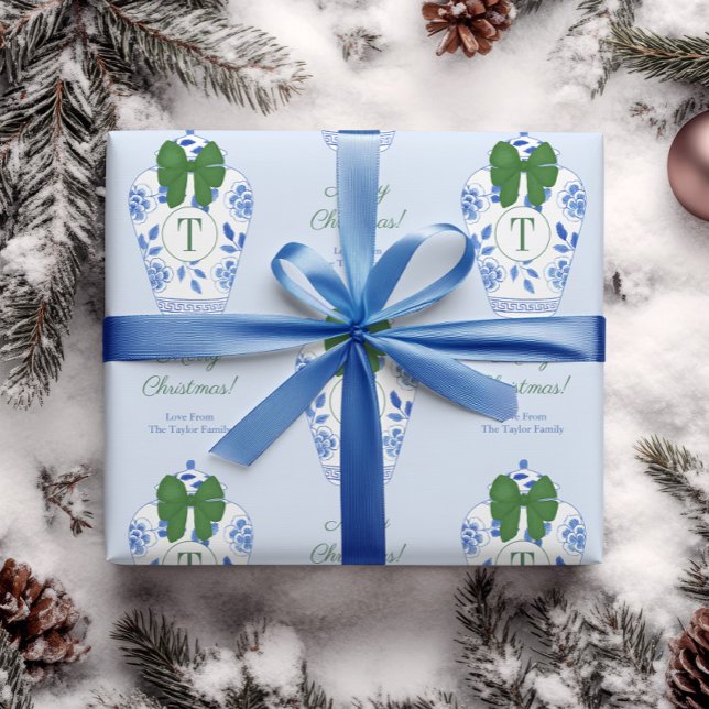 Papel De Presente Chinoiserie Monograma Feliz Natal (Preppy holidays gift wrap design featuring a blue & white ginger jar with green bow and monogram)