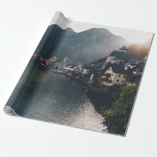PAPEL DE PRESENTE CIDADE AO LADO DA ÁGUA E MONTANHAS