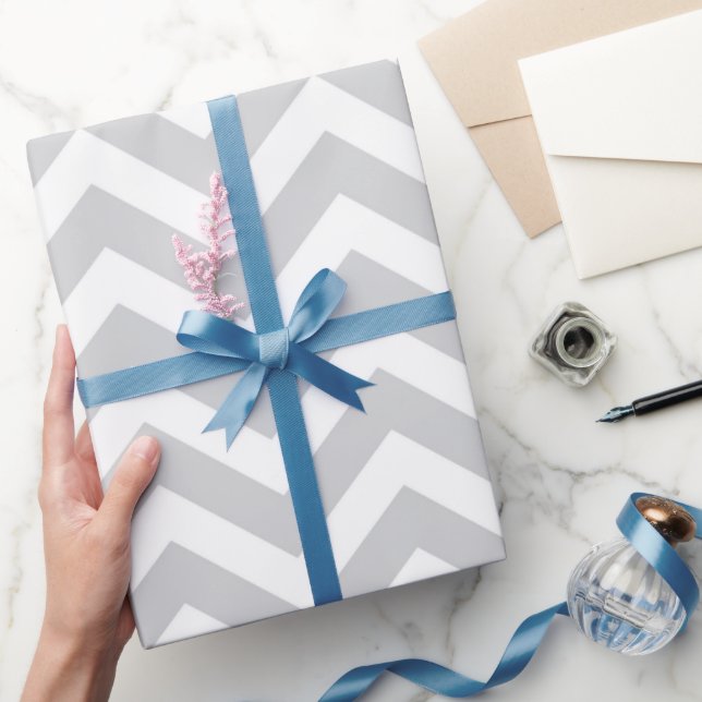 Papel De Presente Cinza e Branco Chevron Grosso V1 de Casamento Aniv (Presentear)
