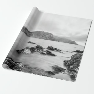PAPEL DE PRESENTE CINZAS E MONTANHA NEGRA PERTO DA ÁGUA CORPORAL