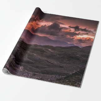 PAPEL DE PRESENTE CINZAS E MONTANTES NEGROS SOB PELE NUVEM DURANTE D
