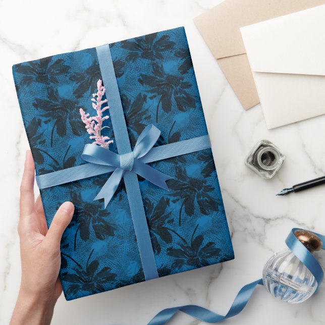 Papel De Presente Cinzas e padrão floral azul. (Presentear)