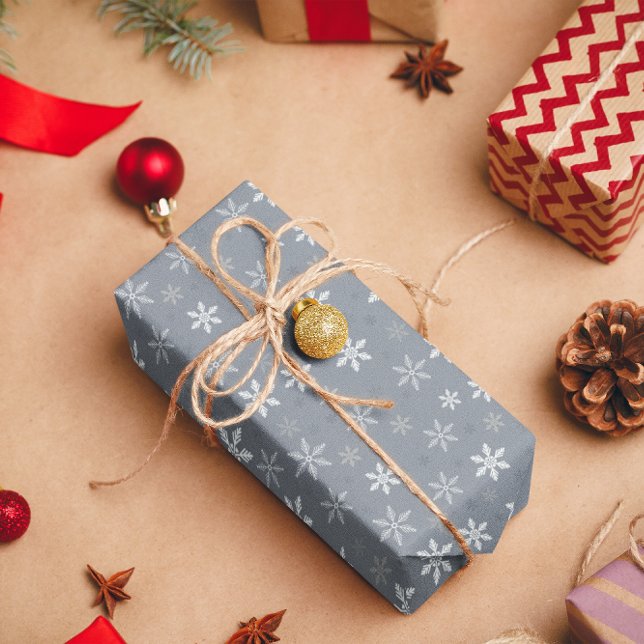 Papel De Presente Cinzas Elegantes e Flocos de Neve Brancos (Elegant Vintage Grey and White Snowflakes Wrapping Paper)
