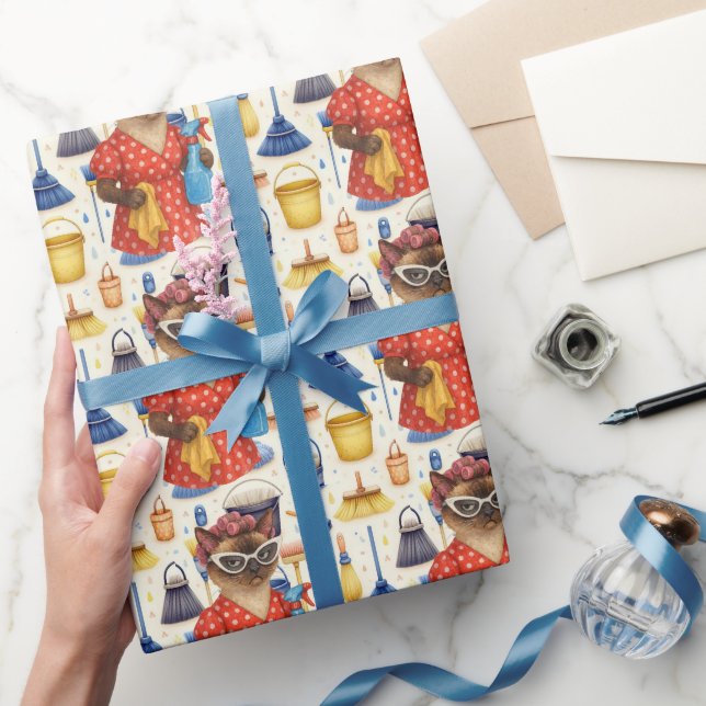 Papel De Presente Cleaner House Wife Cat is cleaning the house (Presentear)