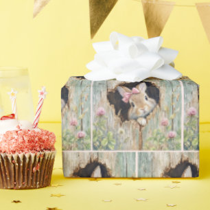 Papel De Presente Coelho com Laço Rosa Espiando pelo Buraco da Cerca