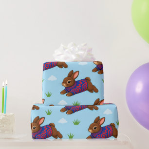 Papel De Presente Coelho Saltitante com uma camisola estampada