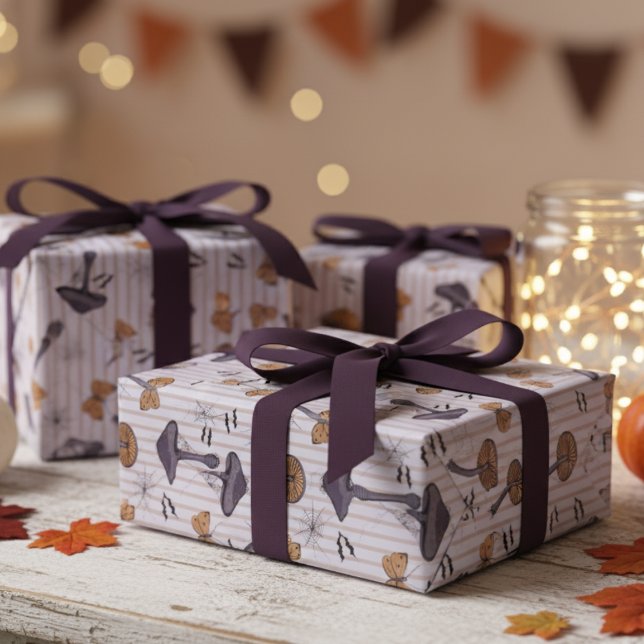 Papel De Presente Cogumelo e Borboleta de Halloween com Lavanda stri (Elegant Purple Fall Striped Autumn Birthday, Halloween Wrapping Paper. Mushrooms, Butterflies, Bats)