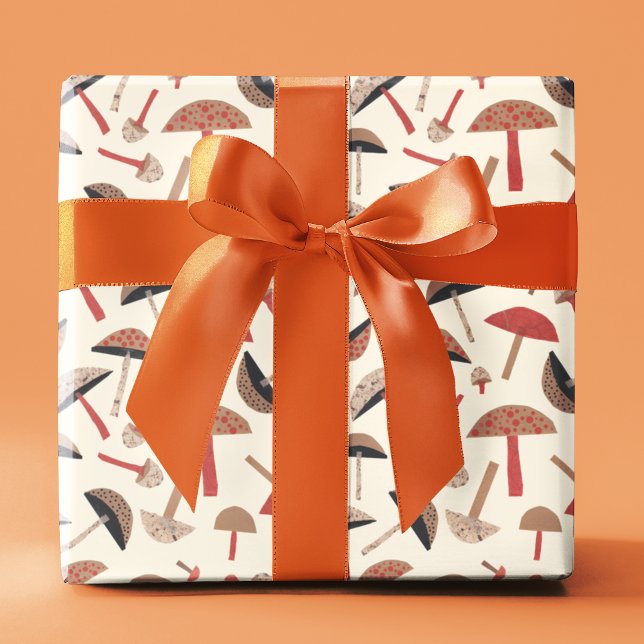 Papel De Presente Cogumelos do século médio com Arte Original Inspir (This mushroom gift wrap features hand-illustrated fungi in earthy shades of brown and orange.)