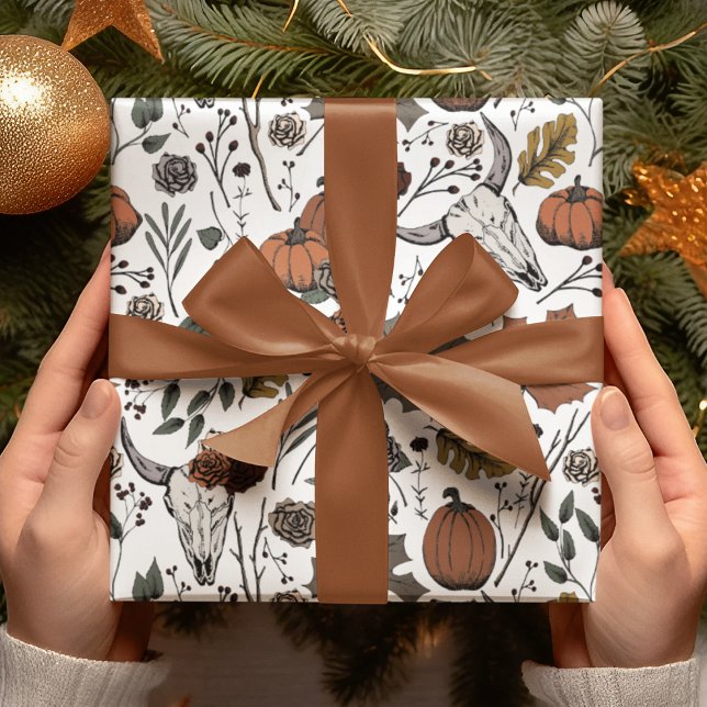 Papel De Presente Colheita de Queda Elegante e crânios de vaca (Elegant Design with Hand-Drawn Cow Skulls, Pumpkins, Roses, Leaves, Berries & Branches in Black Ink.)