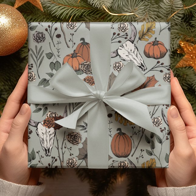 Papel De Presente Colheita verde e crânio de vaca elegante (Elegant Design with Hand-Drawn Cow Skulls, Pumpkins, Roses, Leaves, Berries & Branches in Black Ink.)