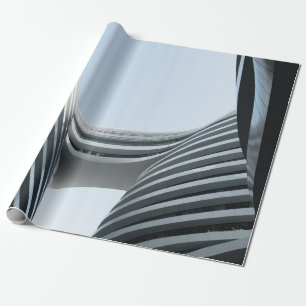 PAPEL DE PRESENTE CONSTRUÇÃO DE CONCRETO BRANCO E PRETO SOB O CÉU