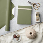 Papel De Presente Cor Sólida Verde Oakmoss<br><div class="desc">Papel de embrulho a cores sólidas numa grande variedade de cores para todos os seus presentes de casamento e chá. As cores para 2025 são escuras e ousadas e é isso que você encontrará nas minhas últimas designs com nomes coloridos de várias empresas de design.</div>