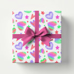 Papel De Presente Coração de Amor Colorido Padrão Romântico Girly Mo<br><div class="desc">Colorida Love Heart Romantic Girly Pattern Modern Wrapping Paper apresenta um colorido coração de amor moderno e padrão de estrelas em um fundo branco. Elaborado por ©Evco Studio www.zazzle.com/store/evcostudio</div>