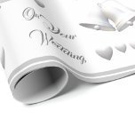 Papel De Presente Corações de Prata e Bells Papel de Invasão de Casa<br><div class="desc">Corações Prateados e Bells Bells design de papel de embrulho de casamento mostra a imagem de sinos de prata e fitas com corações prateados modelados contra fundo branco. O texto personalizável diz "No seu casamento" e é exibido em uma fonte elegante prateada. Um revestimento prateado e branco é apresentado nas...</div>
