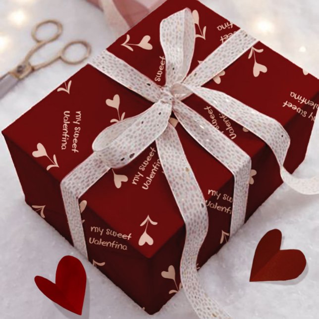 Papel De Presente Corações em Script Creme sobre Burgundy– padrão de (Criador carregado)