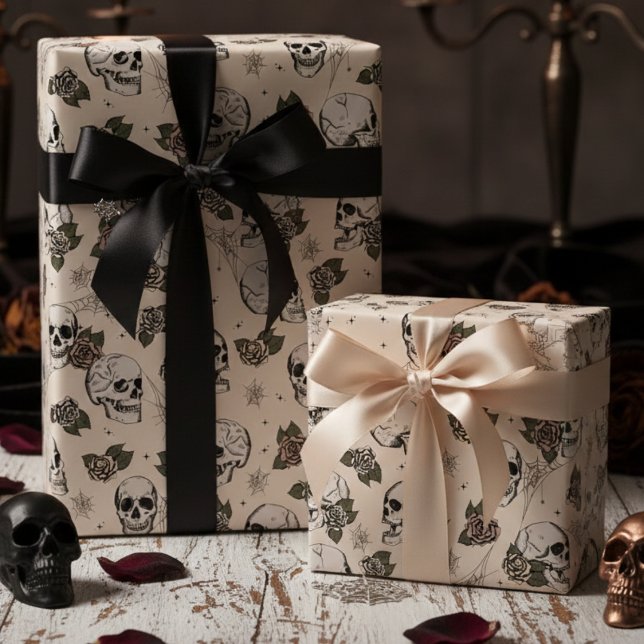 Papel De Presente Crânios brancos e Rosas, brancos, antigos (Gothic Cream & Black Floral Skulls Wrapping Paper for Her Vintage Dark Skull Roses Halloween Pattern)