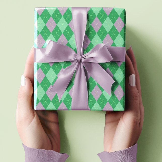 Papel De Presente Crianças com padrão de árgula roxa e verde (Cute Small Scaled Purple and Green Argyle Pattern with Lime Green Dotted Lines for St. Patrick's Day)