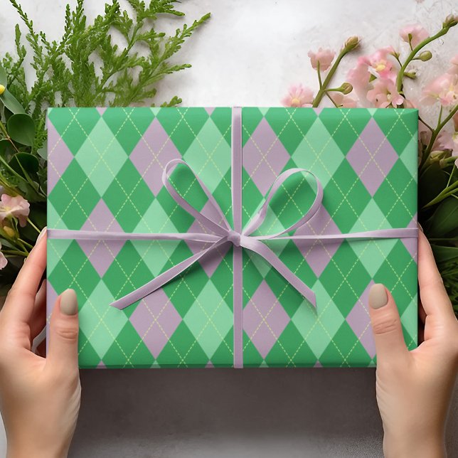 Papel De Presente Crianças com padrão de árgula roxa e verde (Cute Purple and Green Argyle Pattern for St. Patrick's Day Party and Kids Birthday. Diamond Pattern.)