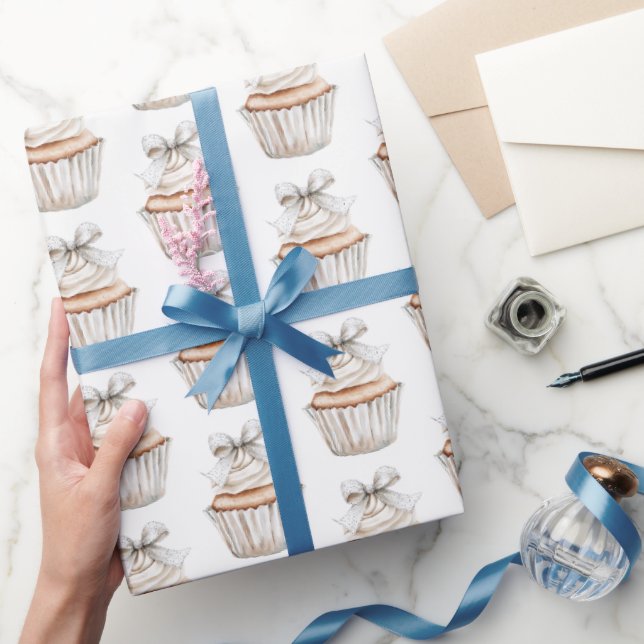Papel De Presente Cupcakes Brancos com Laço Prateado Glamouroso Aniv (Presentear)