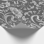 Papel De Presente Damasco Botânico de Mão Cinza Média e Matizes Prat<br><div class="desc">Este belo presente embrulho coordena-se com nossa Coleção de Casamentos de Duas Brides Negras e apresenta um damasco como padrão botânico em cinzas claras sobre um fundo de cinza escura.</div>