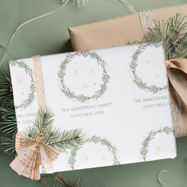 Papel De Presente Deep Sage Wreath Gold Stars Christmas Family Name (Deep Sage Wreath Gold Stars Christmas Family Name Wrapping Paper ©Susanne Sachers - Sunny Mind 🌞)
