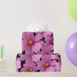 Papel De Presente Design de Flor do Cosmos Roxo em um Fundo Preto