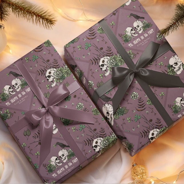 Papel De Presente Dia de São Patrício Gótico Flores Cima Cranios Cas (Chic Gothic Wedding Til Death Do Us Part Gift Wrap in Plum Purple. Skull, Black Raven, & Green Roses)