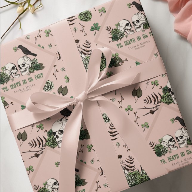 Papel De Presente Dia de São Patrício Gótico Flores Crânios Casament (Chic Gothic Irish Wedding Til Death Do Us Part Gift Wrap. HandDrawn Skulls, Black Raven, Green Roses)