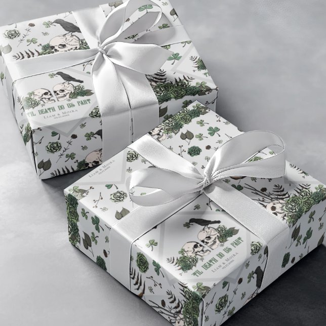 Papel De Presente Dia de São Patrício Gótico Flores de Crânios Casam (Chic Gothic Wedding Til Death Do Us Part Gift Wrap. Soft Gray. Hand Drawn Skull, Raven & Green Roses)