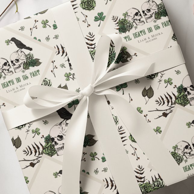 Papel De Presente Dia de São Patrício Gótico Flores de Crânios Casam (Chic Gothic Wedding Til Death Do Us Part Gift Wrap in Ivory. Hand Drawn Skull, Raven & Green Roses)