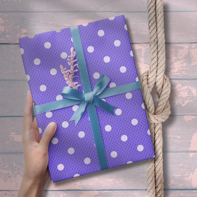 Papel De Presente Dotty Delight Roxo (Dotty Delight Purple Wrapping Paper on the table. )