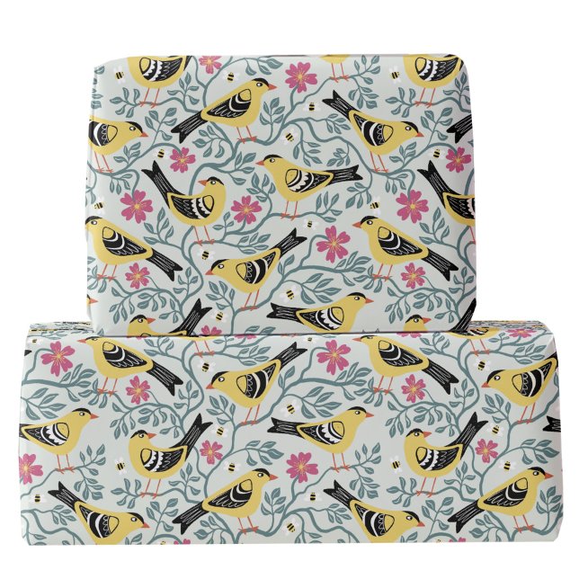 Papel De Presente Dourado e Flor de Pássaro Rosa da Pradaria (Goldfinch bird and wild roses botanical Arts and Crafts inspired gift wrapping paper roll)