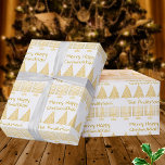 Papel De Presente Dourado na Feliz Branca Feliz Feriado Chrismukkah<br><div class="desc">Adicione seu nome a esta Feliz divertida... papel de folga Feliz Chrismukkah... em ouro festivo... e branco em Menorás e árvores de Natal. Simples e clássico, este presente é perfeito para famílias misturadas que celebram tanto Chanucá quanto o Natal. Com uma trabalho de arte minimalista elegante de menorás dourados e...</div>