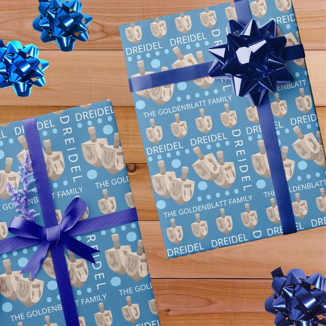 Papel De Presente Dreidel Rustic Oak Cute Personalizou Hanukkah (This cute blue and white Hanukkah wrapping paper is easy to customize with a personalized name)
