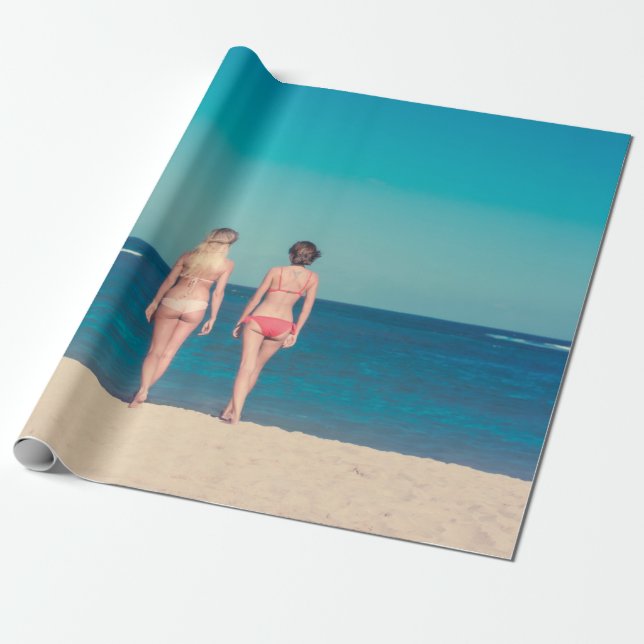 PAPEL DE PRESENTE DUAS MULHERES A VESTIR BIKINI EM PAREDE (Desenrolado)