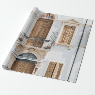 PAPEL DE PRESENTE EDIFÍCIO BRANCO CONCRETO COM PORTAS DE MADEIRA E V
