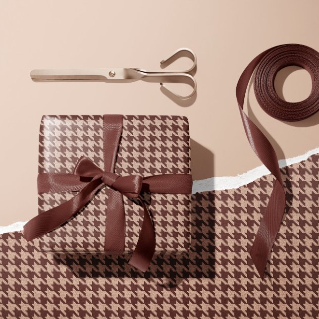 Papel De Presente Elegant Brown Houndstooth Classic Preppy Pattern (Classic brown houndstooth gift wrap in neutral tones – perfect for preppy, masculine gift giving)