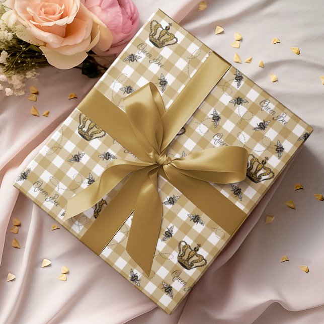 Papel De Presente Elegante Dourado Gingham Royal Queen Bee Pattern (Elegant Gold Gingham Pattern with a Hand-Drawn Vintage Inspired Buzzing Queen Bee & her Royal Crown)