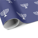 Papel De Presente Elegante marinho azul branco menorah judia<br><div class="desc">Elegante marinho azul e branco da menorah judaica,  padrão simples e minimalista moderno de papel de enrolar. Padrão da menorah branca sobre fundo azul marinho escuro. Este papel de embrulho é excelente para Chanucá,  Chanukah,  bar mitzvah,  bat mitzvah,  Shabbat e Feriados Judeus.</div>