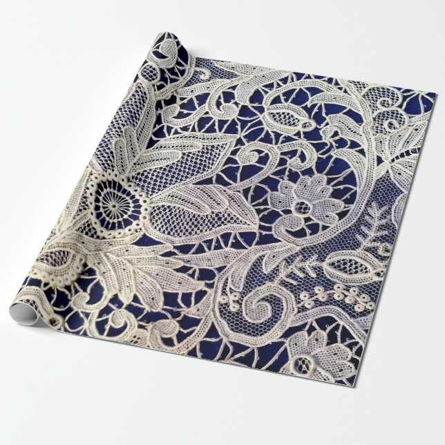 Papel De Presente Elegante Renda Floral Branca Antiga Sobre Azul Nav (Desenrolado)