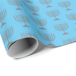 Papel De Presente Elegante Sky Blue | Hanukkah | CANDELABRO<br><div class="desc">Elegante papel de embrulho MENORAH azul do céu,  mostrando com a falsa menorah de cinza prateada em um padrão ladeado. Este é um design minimalista,  simples,  elegante,  especialmente adequado para o show ou artesanatos de Chanucá.</div>